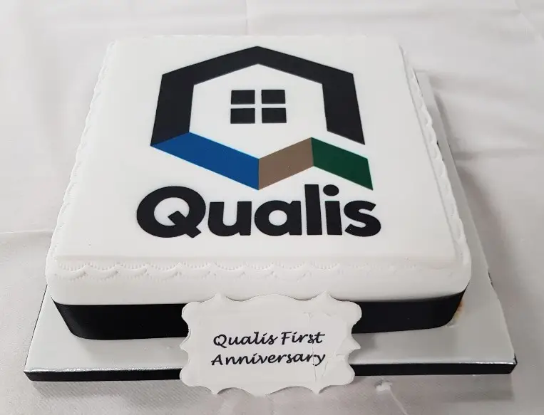 Cake with Qualis logo on celebrating the first anniversary