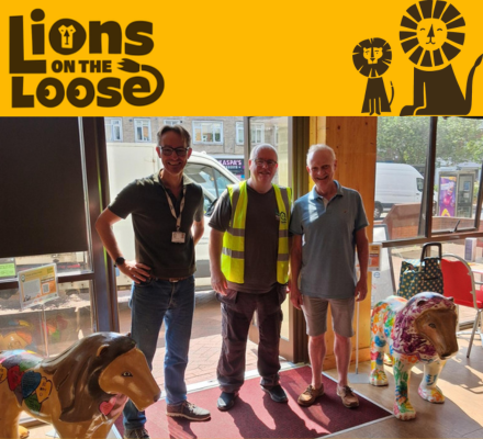 qualis officers in a shop with the two lion sculptures